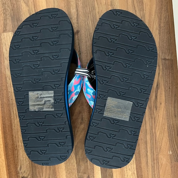 Vineyard vines youth flip flops sz 6 - Picture 2 of 3